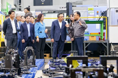 Chủ tịch Hà Nội động viên sản xuất đầu xuân Giáp Thìn ở khu công nghệ cao Hòa Lạc