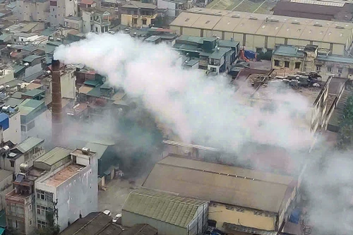 Chủ tịch Hà Nội chỉ đạo làm rõ thông tin nhà máy dệt xả khói bụi vào khu dân cư ở Hoàng Mai