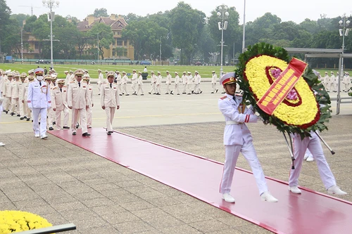 Đoàn đại biểu Đảng ủy Công an Trung ương vào Lăng viếng Chủ tịch Hồ Chí Minh