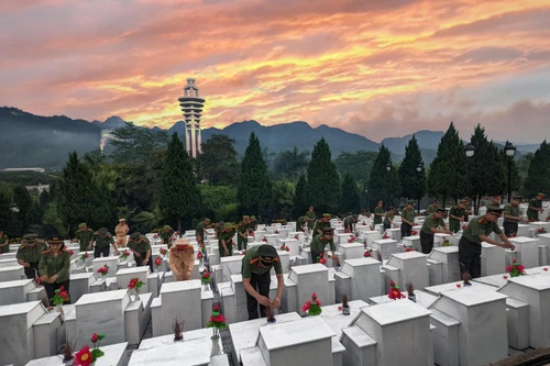 Công an Thủ đô dâng hương tưởng nhớ các anh hùng liệt sỹ ở nghĩa trang Quốc gia Vị Xuyên