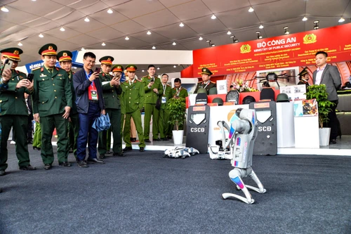 Video: Chó robot trổ tài tại Triển lãm Quốc phòng quốc tế 2024 ở Hà Nội