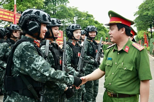 Học viện Cảnh sát nhân dân thăm hỏi, động viên nữ học viên tập luyện diễu binh, diễu hành 