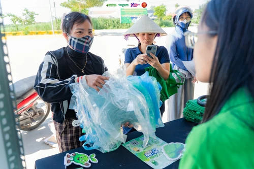 Xã đảo duy nhất ở Thủ đô lan tỏa lối sống xanh với hoạt động “Gieo xanh giữ lành - Đổi túi nilon lấy túi vải”
