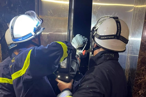 Công an Quận Cầu Giấy cứu nạn an toàn người mắc kẹt trong thang máy