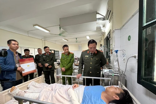 Giám đốc Công an Hà Nội thăm, động viên chiến sỹ Cảnh sát cơ động bị thương trong khi làm nhiệm vụ