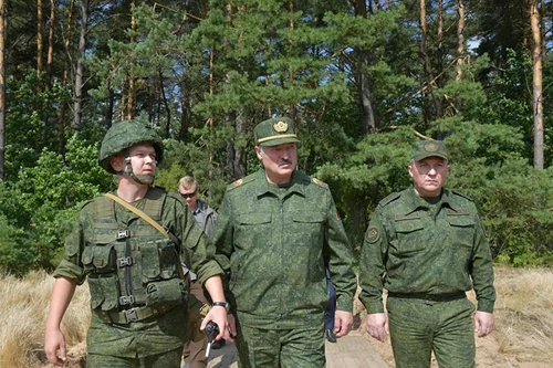 [Video] Tổng thống Belarus đến văn phòng bằng trực thăng và mang theo súng trường