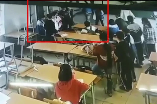 [Tin nhanh sáng 20-12-2020] Xem xét khởi tố người xông vào lớp đánh bạn học của con