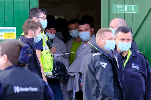 Trường bắn quân đội Anh bất ngờ bị nhóm người di cư đổ bộ