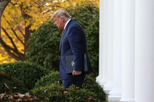 Ông Trump dọa không rời Nhà Trắng vào ngày ông Biden nhậm chức