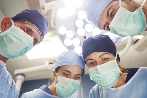 [Video] Bác sĩ lôi con rắn dài cả mét từ miệng bệnh nhân ở Nga