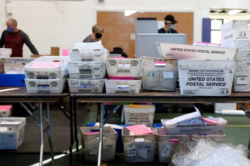 Nhân viên bưu điện Mỹ lại “tố” gian lận bầu cử