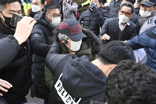 Tên tội phạm ‘đáng ghét nhất Hàn Quốc’ bị ném trứng thối ngày ra tù