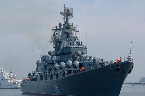 Tuần dương hạm Moskva diễn tập thực binh hỏa lực trên biển Đông