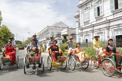Theo chân thí sinh hoa hậu Việt Nam thăm nhà Công tử Bạc Liêu
