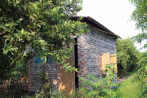 Ngắm ngôi nhà chai có một không hai giữa lòng Hà Nội