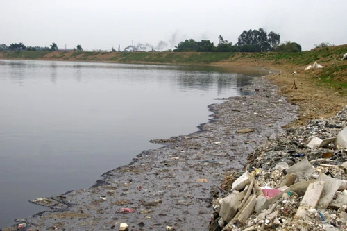 Sông Ngũ Huyện Khê bị “bức tử”, dân chỉ biết than trời!