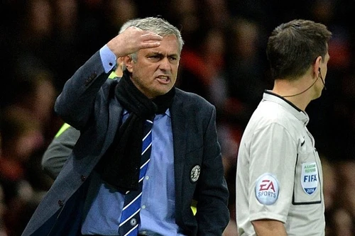 Mourinho lại gây sốc: “Tôi biết thừa Ivanovic sẽ phải nhận thẻ đỏ“
