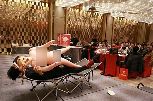 Thưởng tết cho nhân viên nam độc thân bằng... búp bê tình dục