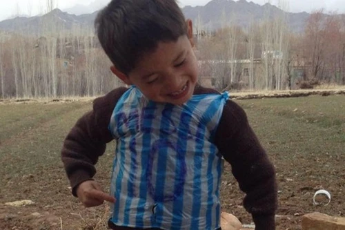 Cậu bé nghèo mặc áo số 10 Messi bằng ni lông gây "bão" mạng xã hội thế giới