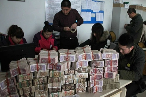 Nhân viên ngân hàng phát khóc vì "đại gia" chở tiền lẻ đi mua ổ tô