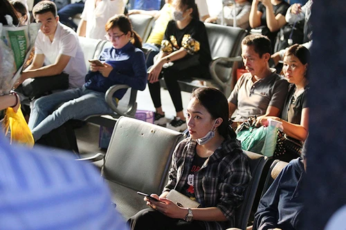 Người dân mệt mỏi đợi xe về quê trong dịp nghỉ lễ