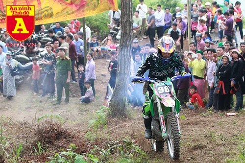 Xem những tay đua mô tô trình diễn ở Cao nguyên đá Hà Giang