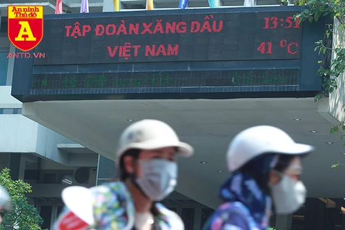 Nắng nóng 41 độ C, khách du lịch ở Hà Nội phải cầm quạt khi đi dạo