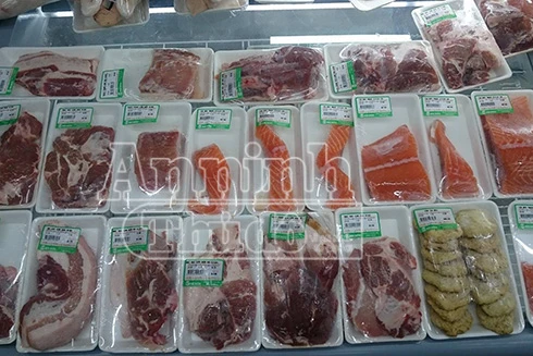 Phát hiện thực phẩm quá hạn sử dụng tại cửa hàng thực phẩm sạch 