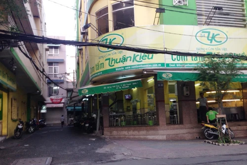 Mất trộm ô tô cùng hàng trăm triệu đồng khi vào hiệu ăn trưa