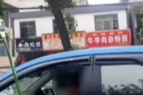 Vừa lái xe vừa truyền dịch