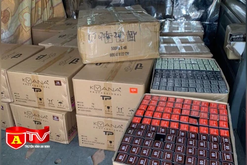 Chốt kiểm soát Covid-19 phát hiện ôtô chở mỹ phẩm mập mờ nguồn gốc