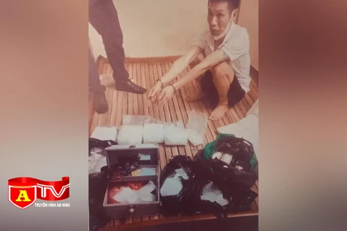 Bắt giữ đối tượng tàng trữ hơn 8kg ma túy và súng, đạn