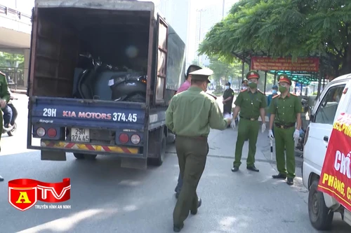 Nhiều phương tiện không chở hàng thiết yếu vẫn ra đường bất chấp quy định