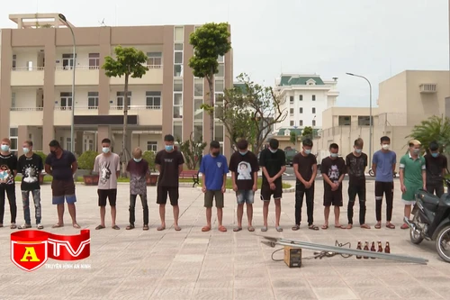 Giữa mùa dịch bệnh, nhóm thanh niên mang dao nhọn diễu phố