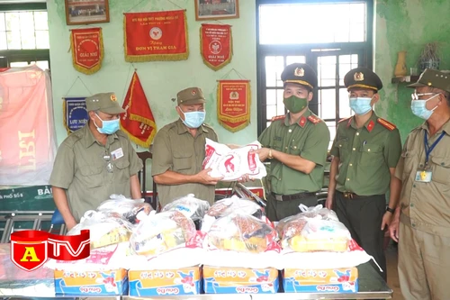 Tặng quà lực lượng bảo vệ dân phố có hoàn cảnh khó khăn