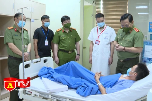 Thăm hỏi, động viên cán bộ chiến sĩ bị thương trong khi thực hiện nhiệm vụ