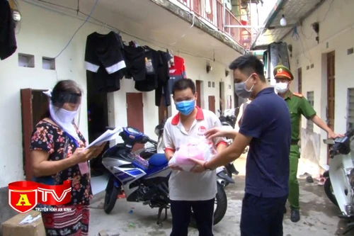 Chia sẻ khó khăn với sinh viên, người lao động nghèo trong mùa dịch