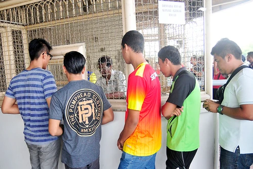 Xem CĐV Malaysia xếp hàng mua vé một cách ý thức