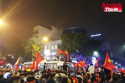 Video người hâm mộ đổ ra đường ăn mừng chiến tích của U23 Việt Nam