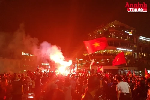 [ẢNH] Hân hoan ngập tràn phố phường Hà Nội trong đêm U23 Việt Nam lập kỳ tích