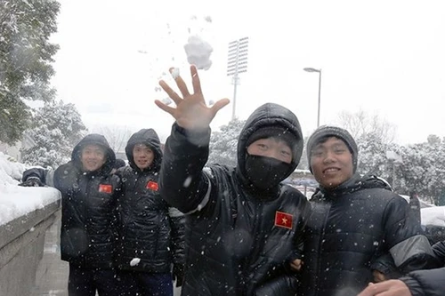 [ẢNH] Cầu thủ U23 Việt Nam làm gì trong lúc tuyết rơi dày đặc?