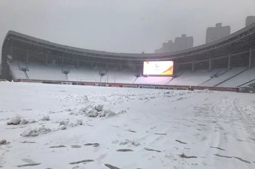 Tuyết phủ kín đặc sân Thường Châu, khả năng sẽ hoãn trận chung kết U23 châu Á 2018