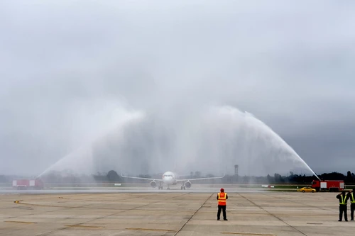 Độc đáo xe cứu hỏa tạo "cầu vồng nước" đón U23 Việt Nam vinh quy bái tổ