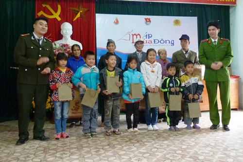 Sôi nổi chương trình tình nguyện "Mùa đông ấm áp"