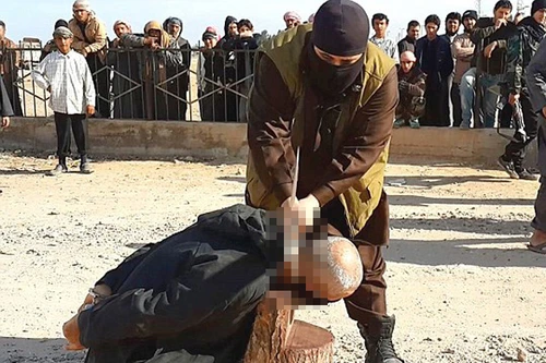 IS tiếp tục tung hình ảnh chặt đầu một thầy phù thủy