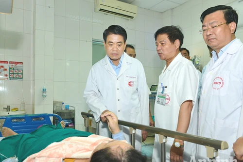 Lãnh đạo thành phố Hà Nội thăm hỏi bệnh nhân sốt xuất huyết