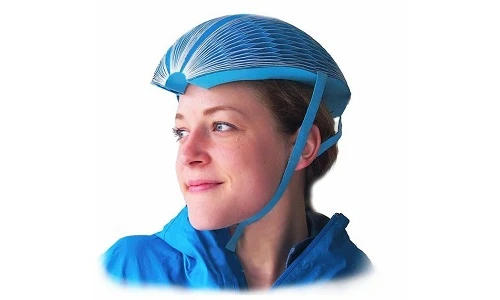 Mũ bảo hiểm bìa các tông nhận giải thưởng 45.000 USD