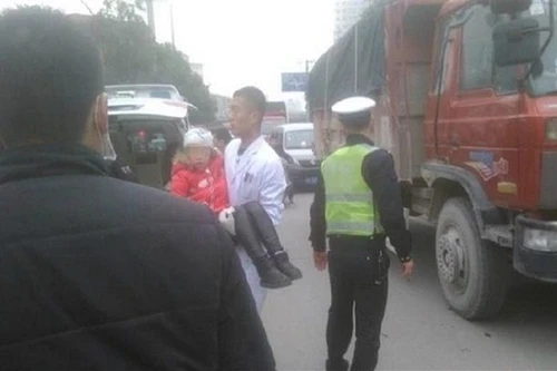 Trung Quốc: Bắt giữ kẻ cầm rìu tấn công học sinh 