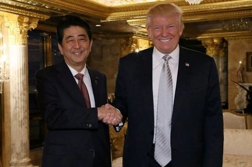 Ông Donald Trump nhận quà là gậy golf 3.700 USD từ Thủ tướng Nhật Bản?