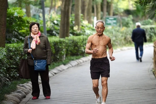 Cụ ông 72 tuổi vẫn cởi trần tập thể dục giữa mùa đông